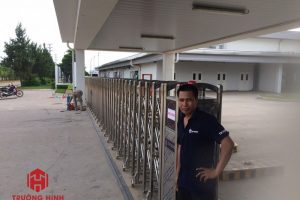 Cửa cổng xếp inox chạy điện rẻ nhất Hà Nội