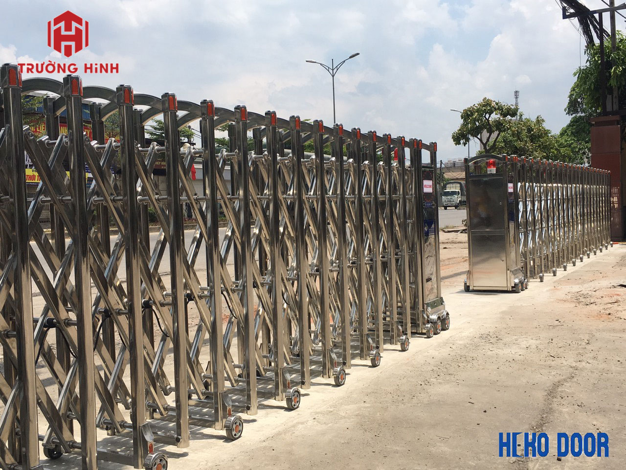 [Hình ảnh lắp đặt thực tế] Cổng xếp inox thi công tại Bắc Ninh