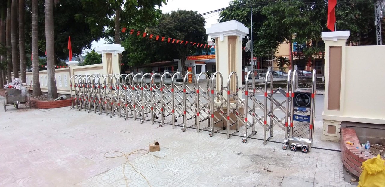 cổng xếp điện inox tại Trường Hinh