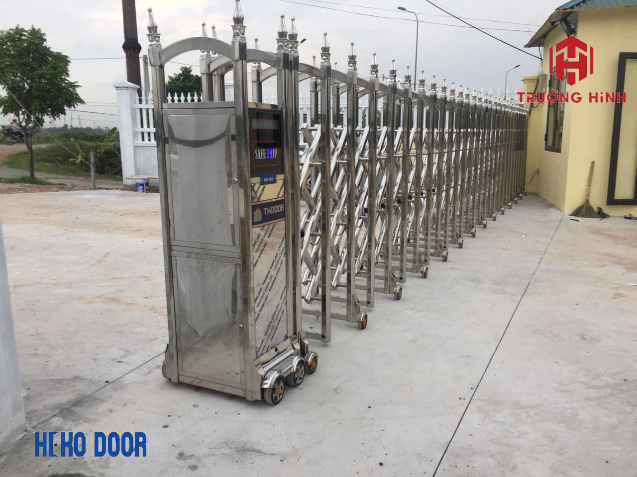 cổng xếp điện inox tại Trường Hinh
