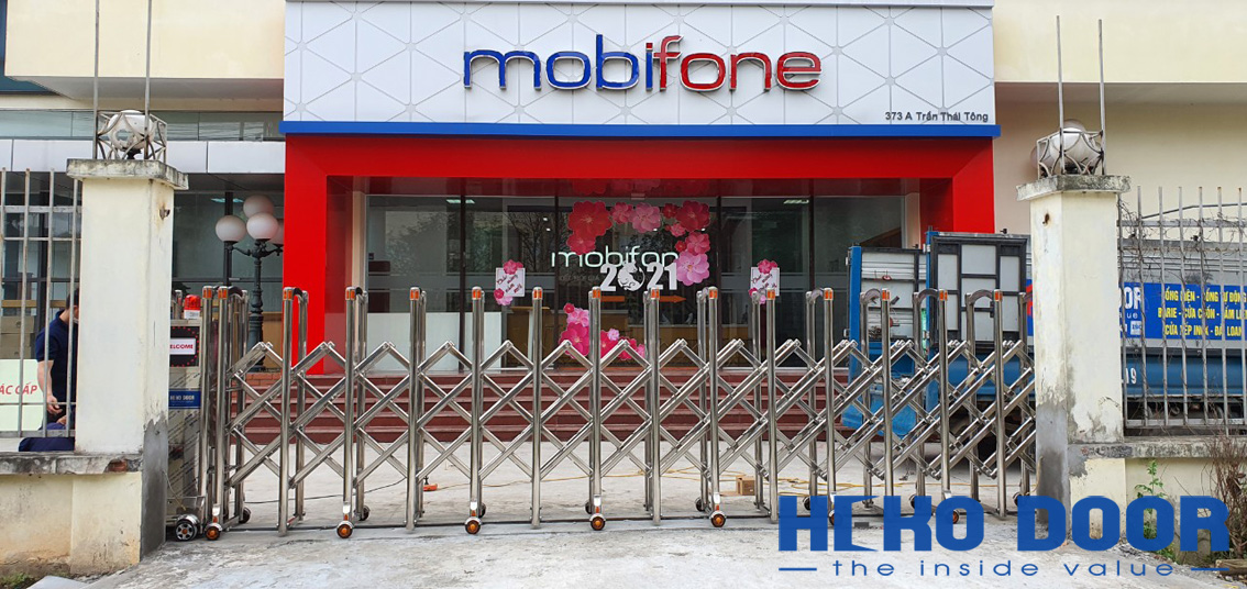 Cổng xếp Inox lắp đặt tại cửa hàng MobiFone