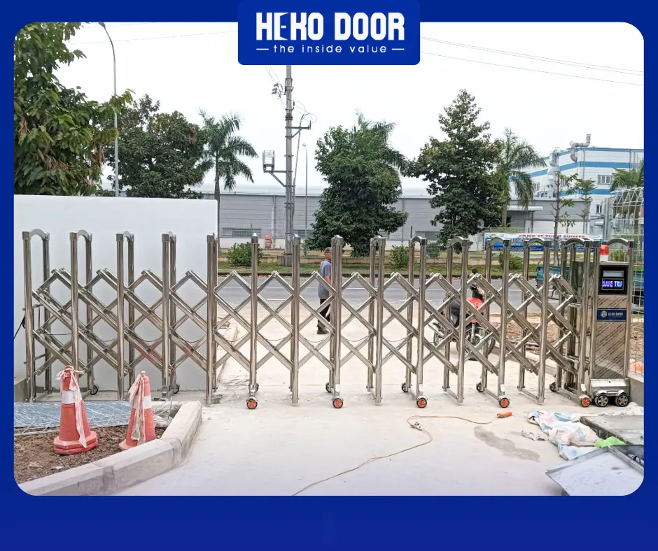Lợi ích khi chọn cổng xếp inox HEKO DOOR cho trường học và khu tập thể