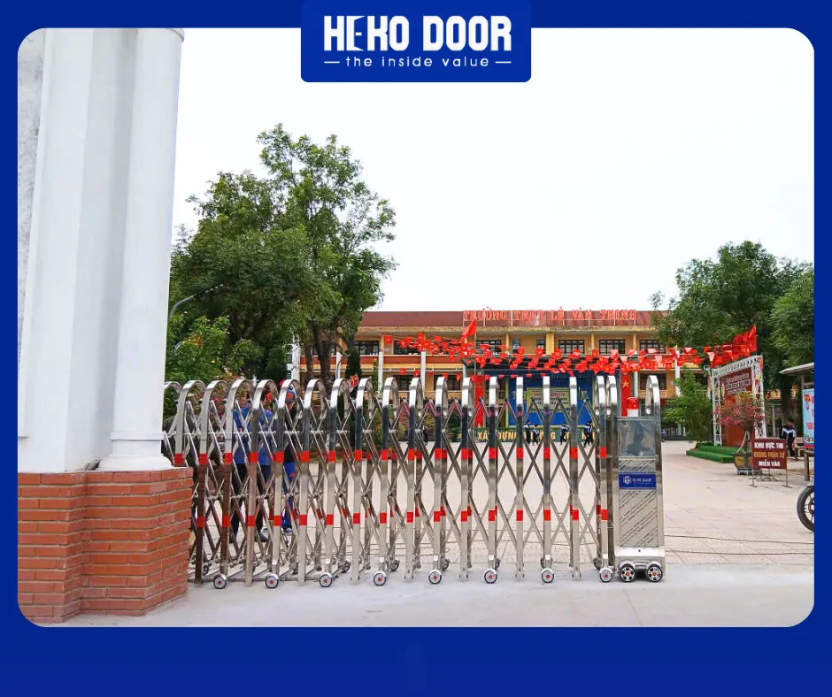 So sánh cổng xếp inox không ray HEKO DOOR và cổng có ray