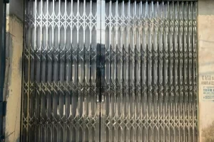 Cách vệ sinh cửa xếp inox lâu năm sáng bóng như mới