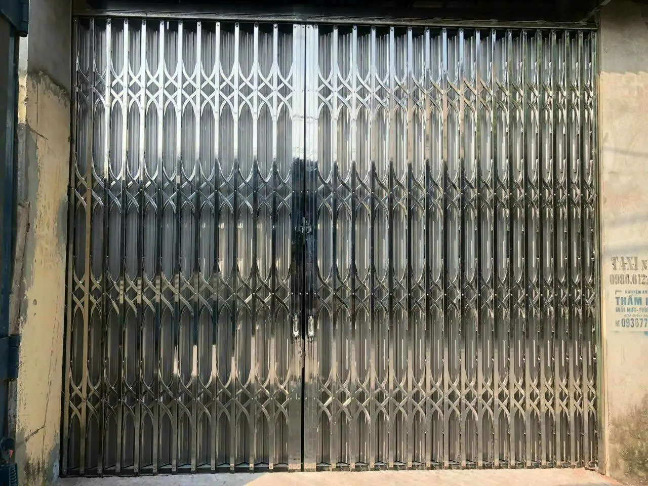 ve-sinh-cua-xep-inox-lau-nam