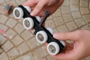 Các loại phụ kiện cửa trượt quay 2 cánh phổ biến