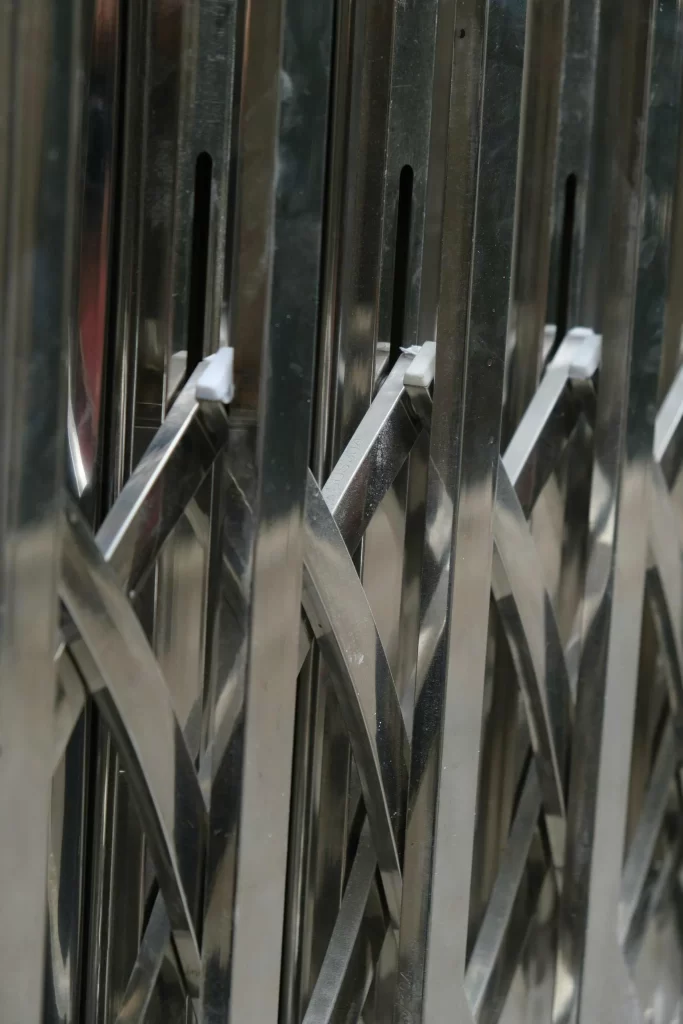 Chất liệu của cửa Xếp Inox sang trọng