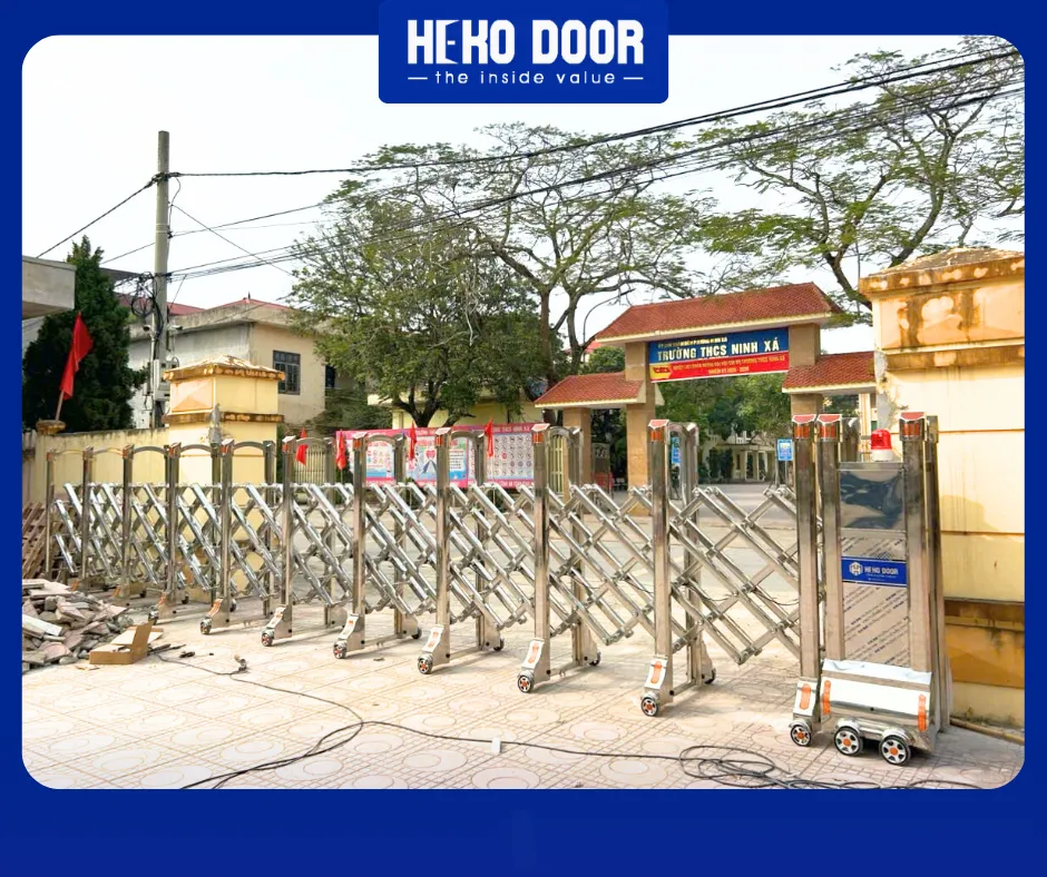 Cổng xếp inox HEKO DOOR sáng bóng