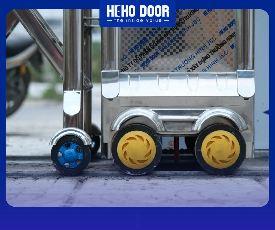 Cổng xếp inox rẻ dễ hỏng bánh xe