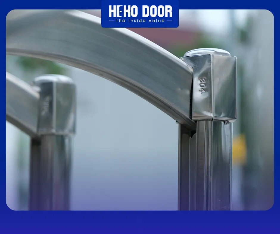 Cổng xếp inox rẻ dễ hỏng bánh xe