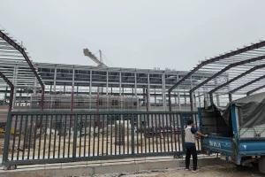 Cách bảo dưỡng và vệ sinh cổng hợp kim để bền đẹp 20 năm