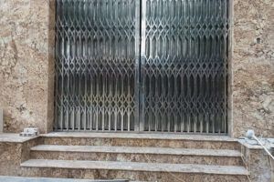 Báo Giá Cửa Xếp Inox 304: Cách Tính Chi Phí Trọn Gói & Cảnh Báo Phụ Phí