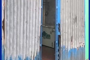 Cửa xếp inox cũ: Vì sao nhiều người mua rồi phải thay mới