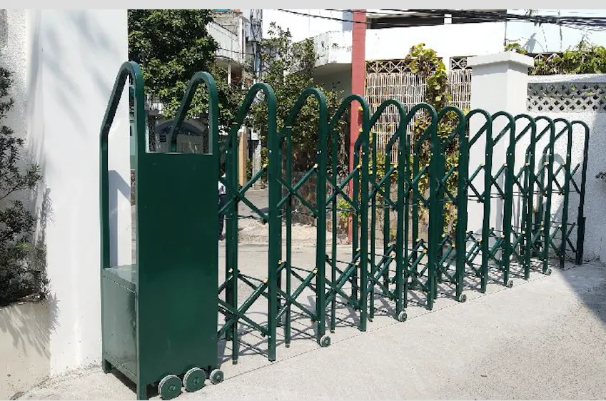So sánh cổng xếp inox và sắt sơn tĩnh điện về vận hành