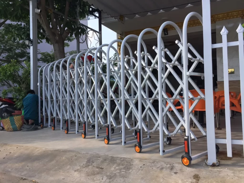 So sánh cổng xếp inox và sắt sơn tĩnh điện về chi phí