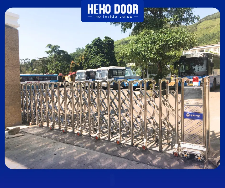 Lợi ích khi đầu tư cổng xếp inox trường học từ HEKO DOOR