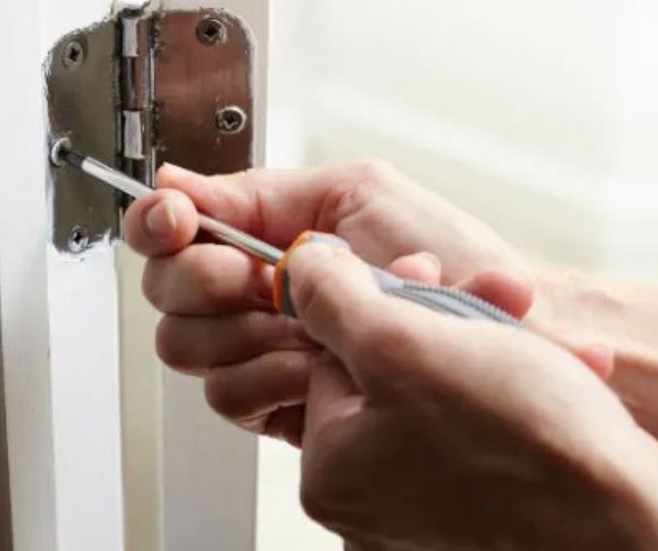 Vít bắt bản lề không đủ chặt