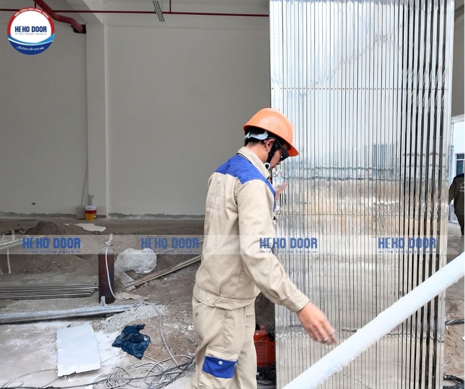 cua-xep-inox-nha-xuong