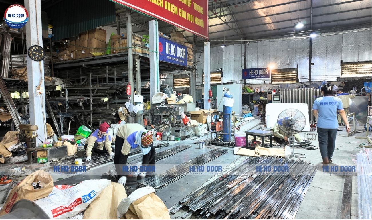 cua-xep-inox-nha-xuong